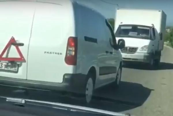 Необычный способ буксировки попал в объектив видеорегистратора в Пятигорске. Видео